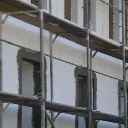 Ocieplanie budynków styropianem jest jedną z podstawowych technik izolacyjnych. Na rynku budowlanym można znaleźć wiele różnych rodzajów tego materiału