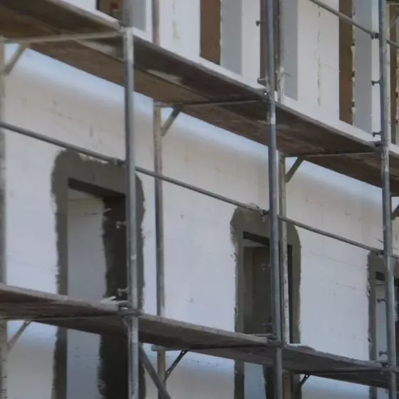 Ocieplanie budynków styropianem jest jedną z podstawowych technik izolacyjnych. Na rynku budowlanym można znaleźć wiele różnych rodzajów tego materiału