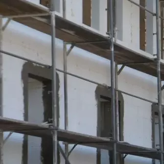 Ocieplanie budynków styropianem jest jedną z podstawowych technik izolacyjnych. Na rynku budowlanym można znaleźć wiele różnych rodzajów tego materiału