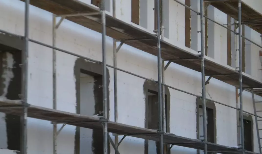 Ocieplanie budynków styropianem jest jedną z podstawowych technik izolacyjnych. Na rynku budowlanym można znaleźć wiele różnych rodzajów tego materiału