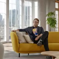 Jan Sikora na kanapie w studiu telewizyjnym