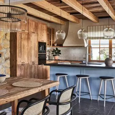 Kuchnia i jadalnia w stylu chalet