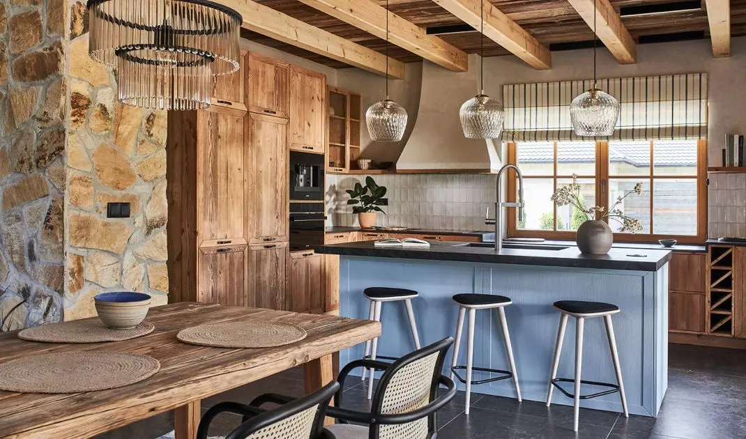 Kuchnia i jadalnia w stylu chalet