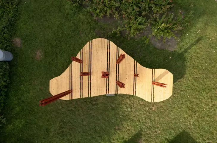 Do bujania, z tyczkami i po japońsku. Nowe miejskie meble z warsztatów Mood for Wood