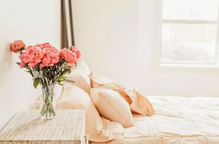 W romantycznej sypialni warto postawić świeże kwiaty