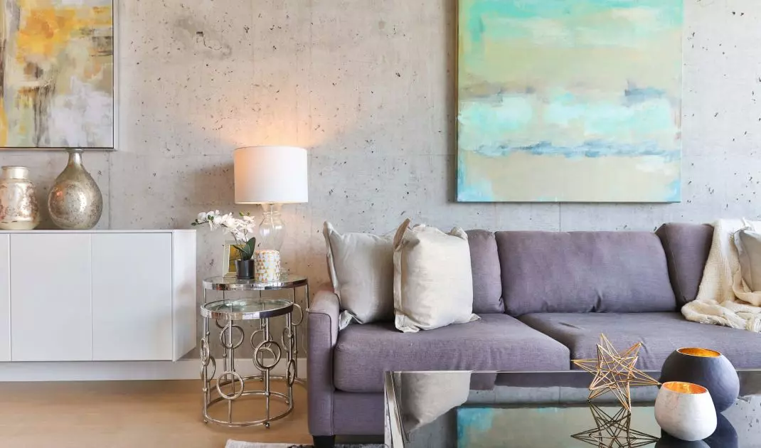 An interesting wall arrangement can completely change the face of the entire living room
