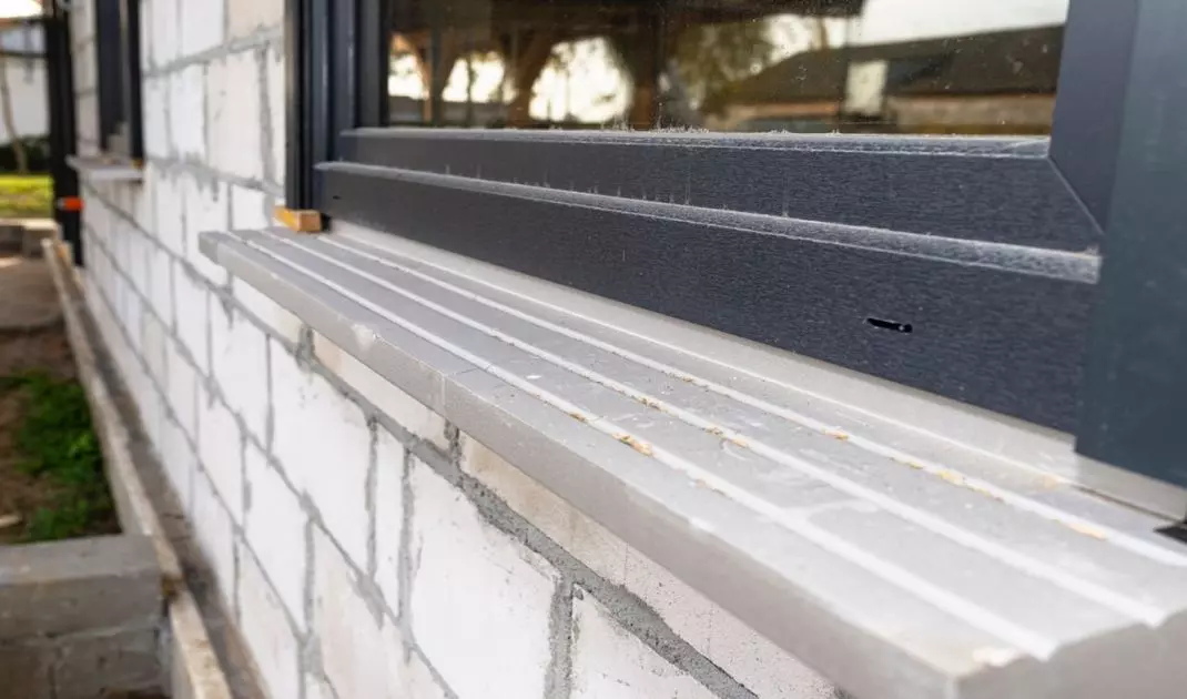 Wool easily absorbs water, while Styrofoam tends to dry faster. Mineral wool has a high degree of flexibility, which means that it is difficult to permanently deform. Styrofoam is less flexible, which makes it easier to damage