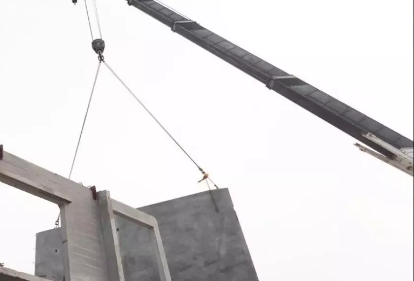 Elementy z betonu prefabrykowanego są komponentami stosowanymi w budownictwie domów mieszkalnych oraz wielopiętrowych budynków. Produkowane są w specjalistycznych zakładach, a następnie przewożone są na miejsce budowy w celu zainstalowania