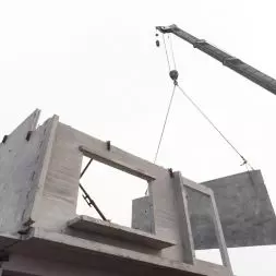 Elementy z betonu prefabrykowanego są komponentami stosowanymi w budownictwie domów mieszkalnych oraz wielopiętrowych budynków. Produkowane są w specjalistycznych zakładach, a następnie przewożone są na miejsce budowy w celu zainstalowania