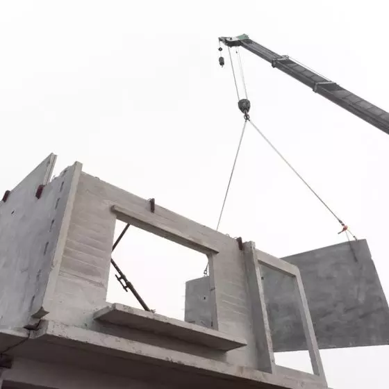 Elementy z betonu prefabrykowanego są komponentami stosowanymi w budownictwie domów mieszkalnych oraz wielopiętrowych budynków. Produkowane są w specjalistycznych zakładach, a następnie przewożone są na miejsce budowy w celu zainstalowania