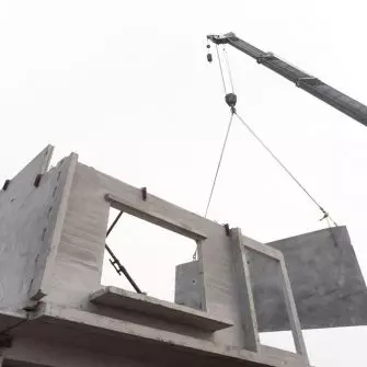 Elementy z betonu prefabrykowanego są komponentami stosowanymi w budownictwie domów mieszkalnych oraz wielopiętrowych budynków. Produkowane są w specjalistycznych zakładach, a następnie przewożone są na miejsce budowy w celu zainstalowania