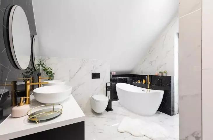 How to decorate a cumbersome bathroom?