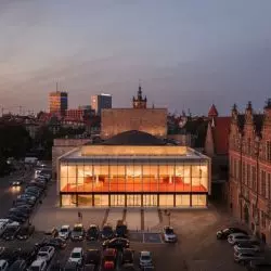 Odniowiony Teatr Wybrzeże i fragment Targu Węglowego