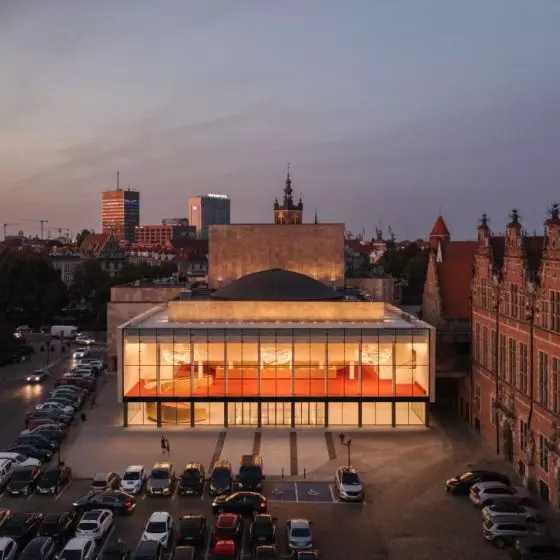 Odniowiony Teatr Wybrzeże i fragment Targu Węglowego