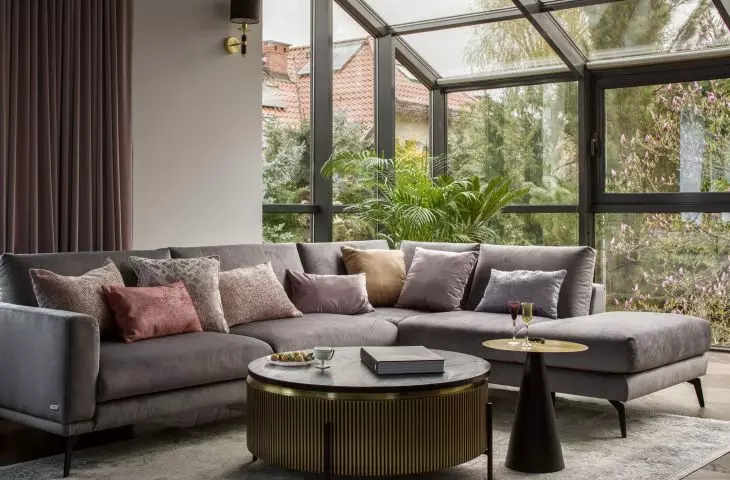 Strefa dzienna w stylu modern classic z akcentami art déco