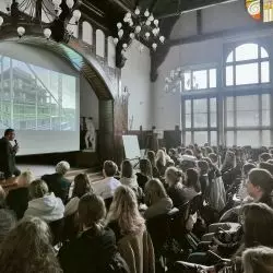 Maciej Franta podczas wykładu na Politechnice Wrocławskiej