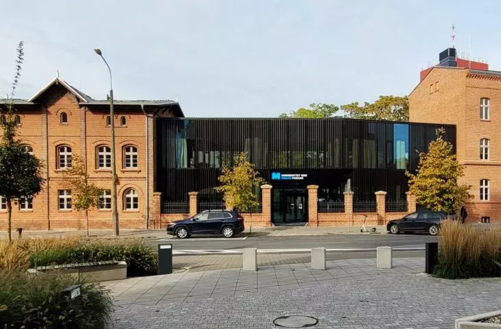 Brick, glass and screen. Banking college after expansion