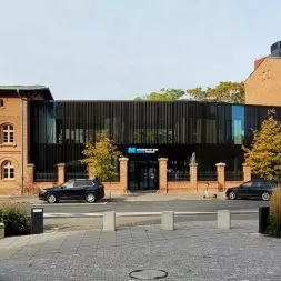 Rozbudowa Wyższej Szkoły Bankowej przy ul. Ratajczaka w Poznaniu, proj.: Front Architects