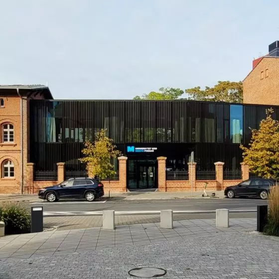 Rozbudowa Wyższej Szkoły Bankowej przy ul. Ratajczaka w Poznaniu, proj.: Front Architects