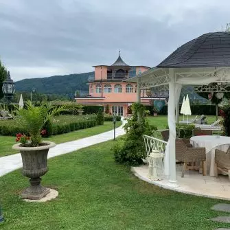 Jeśli planujesz aranżację przydomowego ogrodu, sprawdź jakie elementy małej architektury możesz w nim postawić. Romantyczna huśtawka nie stanowi problemu, ale czy wolno Ci wybudować altanę?