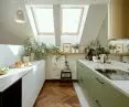 Otulony promieniami słońca. Rodzinny apartament w stylu urban jungle