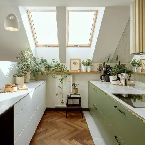 Wrapped in sunshine. Family apartment in urban jungle style