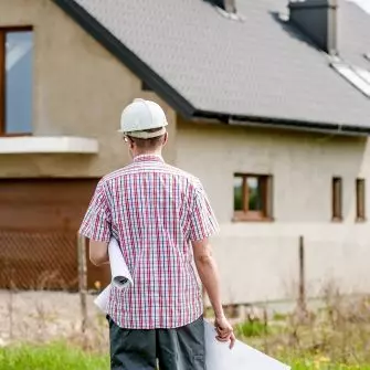 Jeżeli zależy Ci na tym, aby ciepło utrzymało się w budynku, musisz zaplanować skuteczną izolację termiczną. Styropian jest popularnym materiałem izolacyjnym, który daje ogromne możliwości