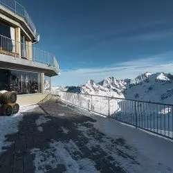 Najwyżej położona destylarnia whisky na świecie znajduje się na stacji górskiej Corvatsch na wysokości 3.303 m n.p.m.