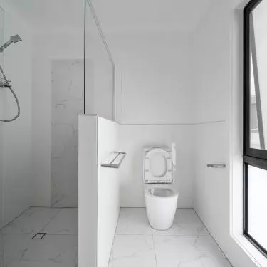 Łazienka bez barier ma zapewnić samodzielność i komfortową higienę każdemu, niezależnie od ograniczeń ruchowych. Jak ją urządzić?