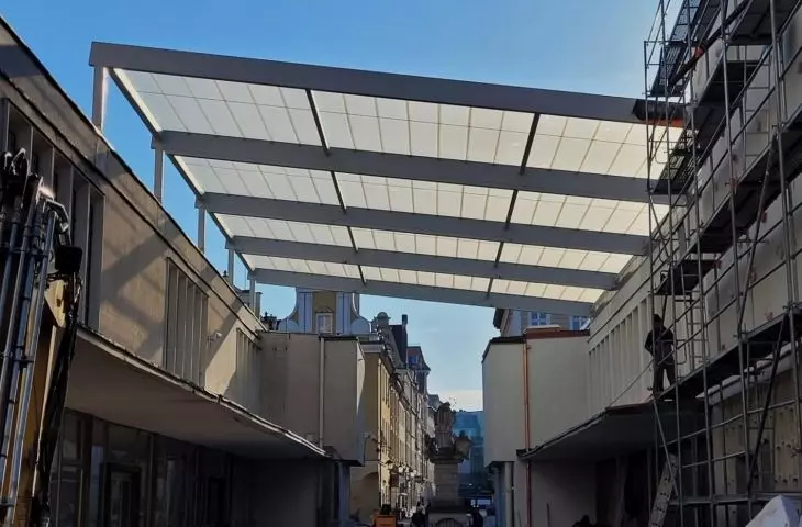 Skandaliczny dach nad Arsenałem. Stary Rynek oszpecony