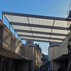 Zadaszenie nad pasażem przy Galerii Miejskiej Arsenał na Starym Rynku w Poznaniu