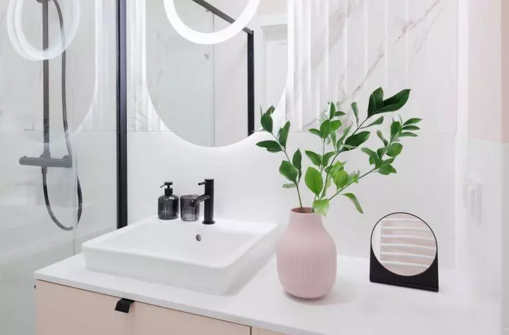 Łazienka w kolorze millennial pink