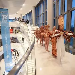 performance „Harmonia Humanoidów” miał skłonić do refleksji nad wpływem działań człowieka na planetę