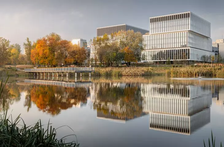 Geometryczne linie i natura. Lakeside tworzy architekturę tła