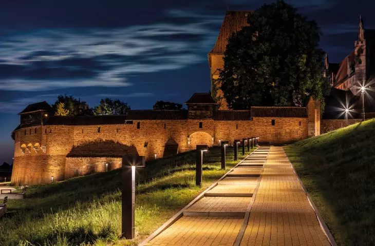 Iluminacja murów Zamku w Malborku oraz strefa bulwaru nad rzeką Nogat