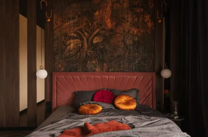 Ciemna, lecz przytulna. Sypialnia w stylu art déco