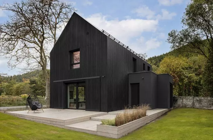 Baier moves light and shadow. Moving facades
