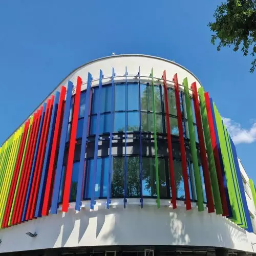 Aluminiowe systemy żaluzji przeciwsłonecznych, stałe i ruchome od Solar-tech