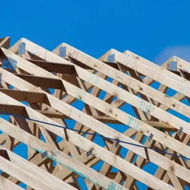Ukryty pod dachówkami szkielet jest największym wyzwaniem konstrukcyjnym i warunkiem wzniesienia solidnego dachu. Warto zaufać technologii nowoczesnych wiązarów dachowych