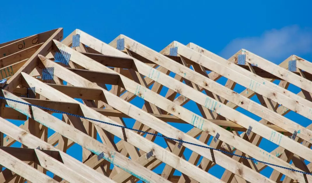 Ukryty pod dachówkami szkielet jest największym wyzwaniem konstrukcyjnym i warunkiem wzniesienia solidnego dachu. Warto zaufać technologii nowoczesnych wiązarów dachowych