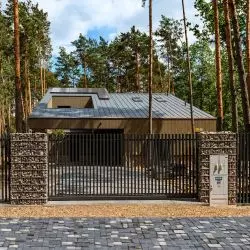 Ogrodzenie frontowe – gabionowe z przęsłami metalowymi na wylewce fundamentowej
