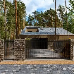 Ogrodzenie frontowe – gabionowe z przęsłami metalowymi na wylewce fundamentowej