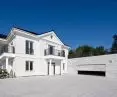 The facade gate can be blended into the facade so that it is almost invisible when closed