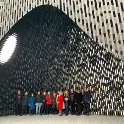 Uczestnicy wyjazdu w pawilonie projektu pracowni Adjaye Associates w Arsenale