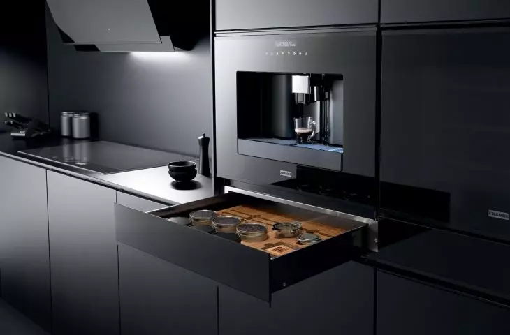 All-black kitchen appliances of the Mythos line