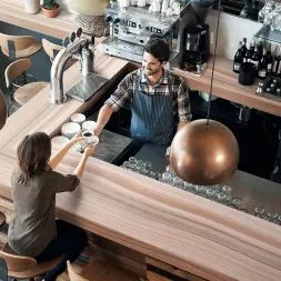 Blat roboczy i bar z Corian® Nuwood