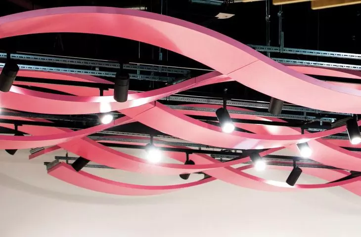 Akustyczne płyty Knauf Ceiling Solutions - systemowe sufity podwieszane i okładziny ścienne