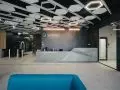 Wyspy MEXTRI – panele z linii SILENCER H – stanowią element designu i kształtują przyjazną akustykę w biurze firmy Selvita w Krakowie
