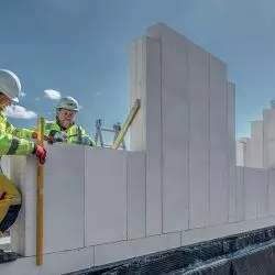 Dwuosobowa brygada monterów wraz z operatorem dźwigu przez 8 godzin jest w stanie postawić nawet 150 m² przegród w systemie paneli SWE