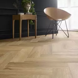 Herringbone Dryback od marki Arbiton, to panele, które zapewniają cichą, ciepłą podłogę bez dodatkowych pielęgnacyjnych zabiegów
